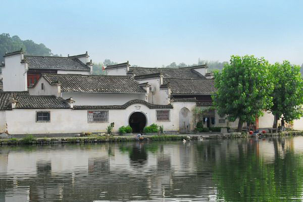 造型独特并拥有绝妙田园风光的宏村被誉为“中国画里乡村”
